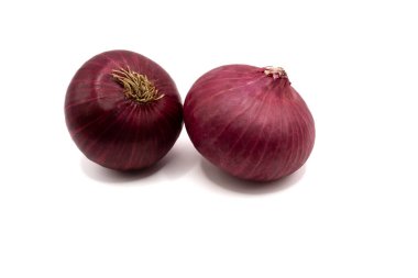 Taze kırmızı soğanlar beyaz arka planda kapanıyor. Yemek pişirme, beslenme ve gıda hazırlama kavramları için doğal sebze bileşeni. Yüksek kalite fotoğraf