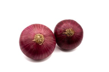 Beyaz arka planda izole edilmiş iki taze kırmızı soğan. Yemek pişirmek için organik sebzeler, sağlıklı yiyecekler ve temiz yeme kavramları. Yüksek kalite fotoğraf