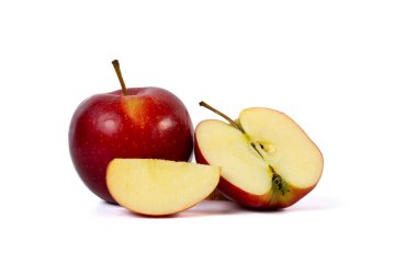Beyaz arka planda yarı izole edilmiş taze kırmızı elma. Sağlıklı yiyecekler, beslenme ve fotokopi alanı ile ilgili minimum konsept. Yüksek kalite fotoğraf