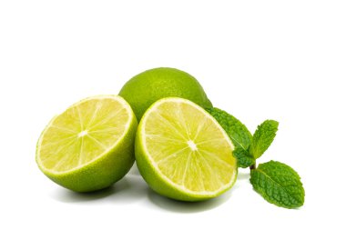 Parlak yeşil limonlar, bir bütün ve yarısı taze nane filizi, beyaz üzerine izole edilmiş, ferahlatıcı içecekler ve sağlıklı tarifler için ideal. Yüksek kalite fotoğraf