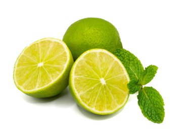 Beyaz arka planda nane yapraklı taze ve yarım limon kokteyl ve sağlıklı yemek için canlı narenciye ve bitki. Yüksek kalite fotoğraf