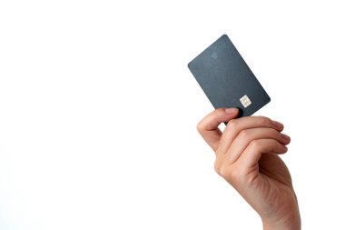 El ele tutuşan siyah banka kartı beyaz arka planda izole edilmiş. Modern bankacılık, dijital para ve kişisel finans kavramı. Yüksek kalite fotoğraf