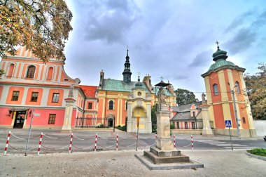Polonya 'nın Vistula Nehri üzerindeki tarihi Sandomierz kentinin manzarası                               