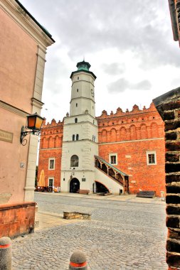 Polonya 'nın Vistula Nehri üzerindeki tarihi Sandomierz kentinin manzarası                               
