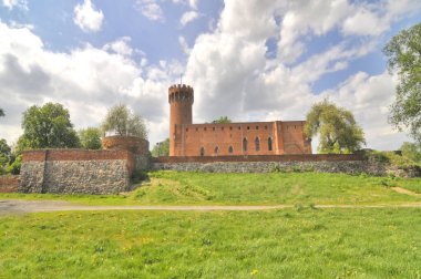 Wiecie Kalesi, Polonya 'nın Vistula ve Wda nehirlerinin kesiştiği noktada, Wiecie' deki kalenin kalıntılarını mahvediyor.                               