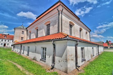  Tykocin 'deki Büyük ve Küçük Sinagoglar Polonya' nın kuzeydoğusundaki Narew nehrinde, Polonya 'nın Podlaskie Voyvoda bölgesinde, Biaystok ilçesinde yer alan küçük bir kasaba.                              