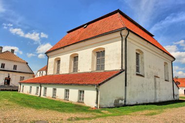  Tykocin 'deki Büyük ve Küçük Sinagoglar Polonya' nın kuzeydoğusundaki Narew nehrinde, Polonya 'nın Podlaskie Voyvoda bölgesinde, Biaystok ilçesinde yer alan küçük bir kasaba.                              