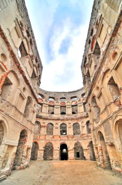 Krzytopr şatosu, Polonya 'nın güneyindeki Ujazd, Iwaniska komünü, Opatw ilçesi, witokrzyskie Voyvodeship köyünde yer almaktadır..                               