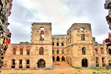 Krzytopr şatosu, Polonya 'nın güneyindeki Ujazd, Iwaniska komünü, Opatw ilçesi, witokrzyskie Voyvodeship köyünde yer almaktadır..                               