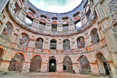 Krzytopr şatosu, Polonya 'nın güneyindeki Ujazd, Iwaniska komünü, Opatw ilçesi, witokrzyskie Voyvodeship köyünde yer almaktadır..                               
