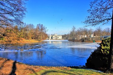 Azienki Parkı ya da Kraliyet Hamamları Parkı Polonya 'nın başkenti Isle' da bulunan Varşova 'daki en büyük parktır.                               
