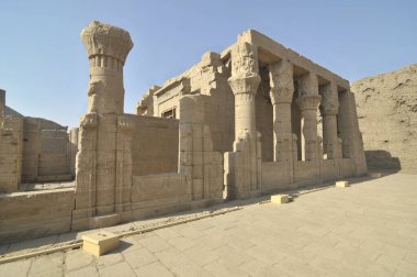 Edfu Tapınağı, Nil 'in batı kıyısında yer almaktadır..