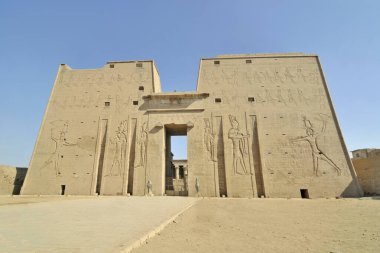Edfu Tapınağı, Nil 'in batı kıyısında yer almaktadır..