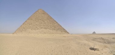 Kızıl Piramit, Mısır 'ın Kahire kentindeki Dahshur mezarlığında yer alan piramitlerin en büyüğü olarak da bilinir.