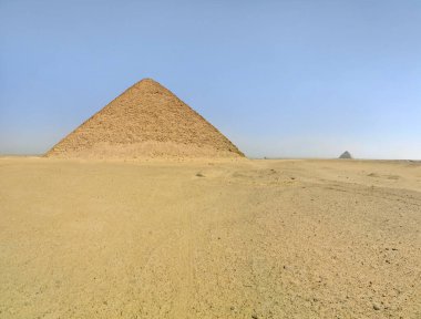 Kızıl Piramit, Mısır 'ın Kahire kentindeki Dahshur mezarlığında yer alan piramitlerin en büyüğü olarak da bilinir.