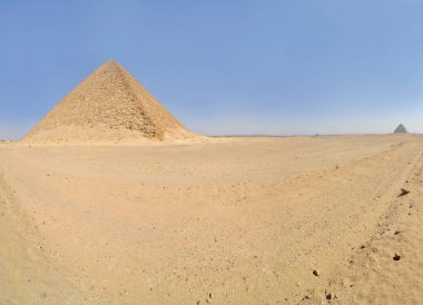 Kızıl Piramit, Mısır 'ın Kahire kentindeki Dahshur mezarlığında yer alan piramitlerin en büyüğü olarak da bilinir.