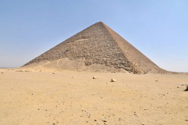 Kızıl Piramit, Mısır 'ın Kahire kentindeki Dahshur mezarlığında yer alan piramitlerin en büyüğü olarak da bilinir.