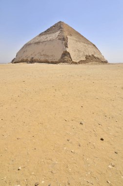 Bent Piramidi, Kahire 'nin güneyindeki Dahshur kraliyet mezarlığında, Firavun Sneferu' nun altında inşa edildi..