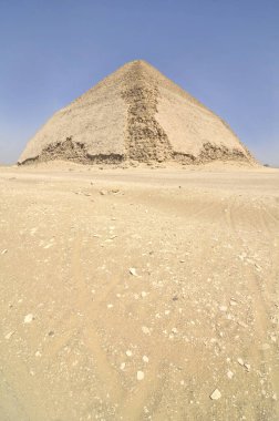 Bent Piramidi, Kahire 'nin güneyindeki Dahshur kraliyet mezarlığında, Firavun Sneferu' nun altında inşa edildi..