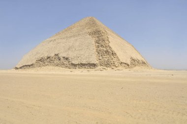 Bent Piramidi, Kahire 'nin güneyindeki Dahshur kraliyet mezarlığında, Firavun Sneferu' nun altında inşa edildi..