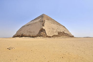 Bent Piramidi, Kahire 'nin güneyindeki Dahshur kraliyet mezarlığında, Firavun Sneferu' nun altında inşa edildi..