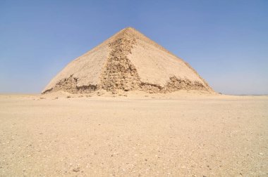Bent Piramidi, Kahire 'nin güneyindeki Dahshur kraliyet mezarlığında, Firavun Sneferu' nun altında inşa edildi..
