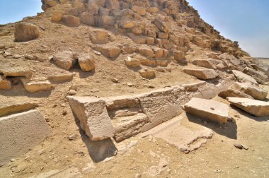 Bent Piramidi, Kahire 'nin güneyindeki Dahshur kraliyet mezarlığında, Firavun Sneferu' nun altında inşa edildi..