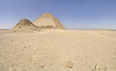 Bent Piramidi, Kahire 'nin güneyindeki Dahshur kraliyet mezarlığında, Firavun Sneferu' nun altında inşa edildi..