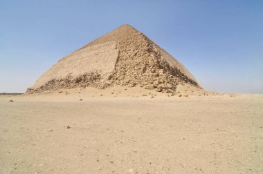 Bent Piramidi, Kahire 'nin güneyindeki Dahshur kraliyet mezarlığında, Firavun Sneferu' nun altında inşa edildi..