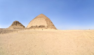 Bent Piramidi, Kahire 'nin güneyindeki Dahshur kraliyet mezarlığında, Firavun Sneferu' nun altında inşa edildi..