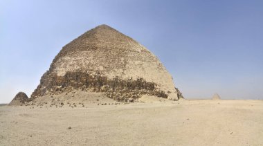 Bent Piramidi, Kahire 'nin güneyindeki Dahshur kraliyet mezarlığında, Firavun Sneferu' nun altında inşa edildi..