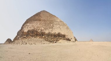 Bent Piramidi, Kahire 'nin güneyindeki Dahshur kraliyet mezarlığında, Firavun Sneferu' nun altında inşa edildi..