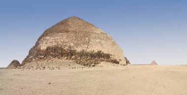 Bent Piramidi, Kahire 'nin güneyindeki Dahshur kraliyet mezarlığında, Firavun Sneferu' nun altında inşa edildi..