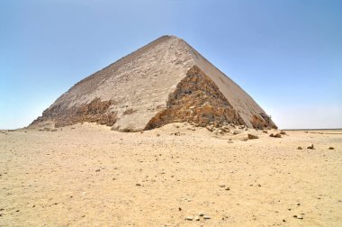 Bent Piramidi, Kahire 'nin güneyindeki Dahshur kraliyet mezarlığında, Firavun Sneferu' nun altında inşa edildi..