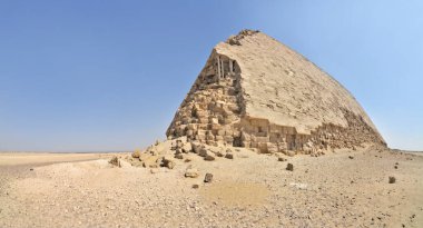 Bent Piramidi, Kahire 'nin güneyindeki Dahshur kraliyet mezarlığında, Firavun Sneferu' nun altında inşa edildi..