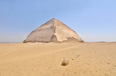 Bent Piramidi, Kahire 'nin güneyindeki Dahshur kraliyet mezarlığında, Firavun Sneferu' nun altında inşa edildi..
