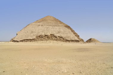 Bent Piramidi, Kahire 'nin güneyindeki Dahshur kraliyet mezarlığında, Firavun Sneferu' nun altında inşa edildi..