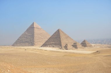 Giza, Mısır 'ın üç büyük piramidinin panoramik görüntüsü
