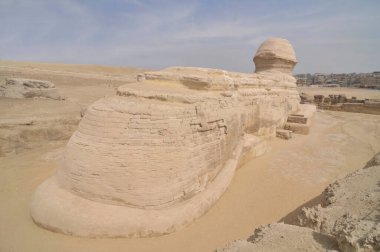 Khafre Piramidi ya da Chephren Piramidi. Ön planda bir sfenks heykeli var.