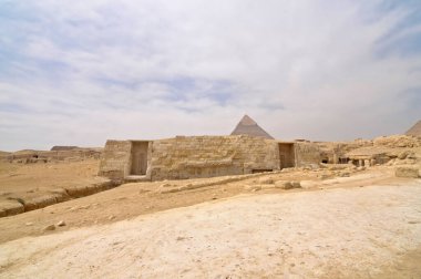 Mısır 'ın Giza kentindeki eski krallık döneminden kalma Mısır soylularının antik mezarlarına bakınız.