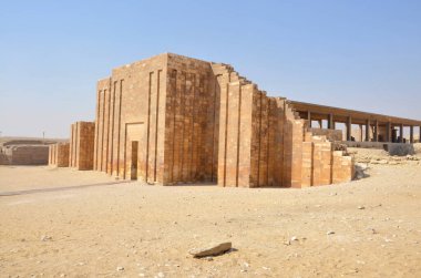 Djoser Piramidine Djoser Adım Piramidi ya da Mısır 'ın Saqara mezarlığında Horus Netjerikhet' in Adım Piramidi denir.