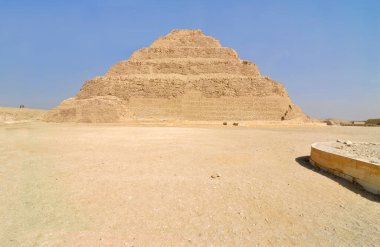 Djoser Piramidine Djoser Adım Piramidi ya da Mısır 'ın Saqara mezarlığında Horus Netjerikhet' in Adım Piramidi denir.