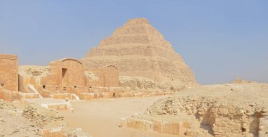 Djoser Piramidine Djoser Adım Piramidi ya da Mısır 'ın Saqara mezarlığında Horus Netjerikhet' in Adım Piramidi denir.