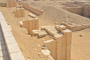 Djoser Piramidine Djoser Adım Piramidi ya da Mısır 'ın Saqara mezarlığında Horus Netjerikhet' in Adım Piramidi denir.