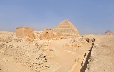 Djoser Piramidine Djoser Adım Piramidi ya da Mısır 'ın Saqara mezarlığında Horus Netjerikhet' in Adım Piramidi denir.