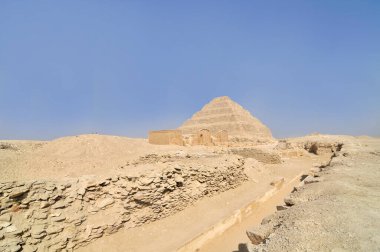 Djoser Piramidine Djoser Adım Piramidi ya da Mısır 'ın Saqara mezarlığında Horus Netjerikhet' in Adım Piramidi denir.