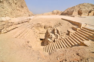 Djoser Piramidine Djoser Adım Piramidi ya da Mısır 'ın Saqara mezarlığında Horus Netjerikhet' in Adım Piramidi denir.