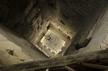 Djoser Piramidinin içine Djoser Adım Piramidi ya da Mısır 'ın Saqqara mezarlığındaki Horus Netjerikhet Basamağı Piramidi denir.