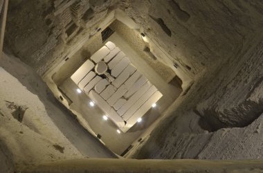 Djoser Piramidinin içine Djoser Adım Piramidi ya da Mısır 'ın Saqqara mezarlığındaki Horus Netjerikhet Basamağı Piramidi denir.