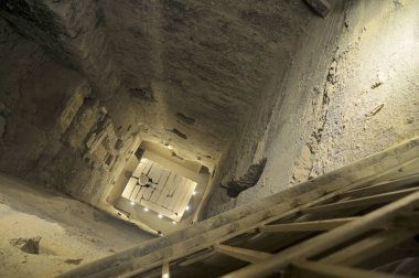 Djoser Piramidinin içine Djoser Adım Piramidi ya da Mısır 'ın Saqqara mezarlığındaki Horus Netjerikhet Basamağı Piramidi denir.